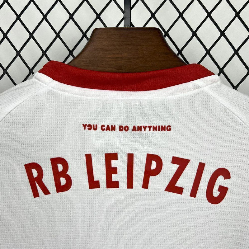 Kit Infantil RB Leipzig Home (1) 2025/26 Puma, camisa vermelha e branca com shorts oficiais, disponível para crianças de 3-4 a 12-13 anos, confortável e ideal para pequenos torcedores."