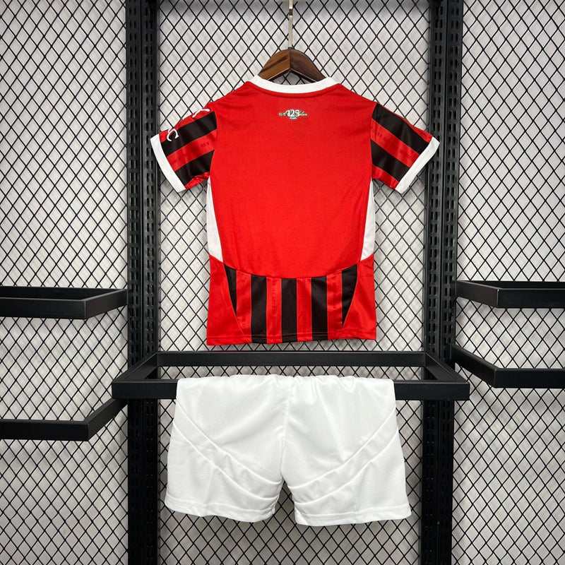 Kit Infantil Milan Home I 2024/25 Puma, camisa e short infantil do AC Milan, uniforme oficial para crianças disponível na Wazemix.