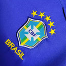 Kit Infantil Brasil Away 2022/23 Nike, camisa azul com detalhes em branco, shorts e meias combinando, uniforme oficial para crianças de 3 a 13 anos torcedoras da Seleção Brasileira."