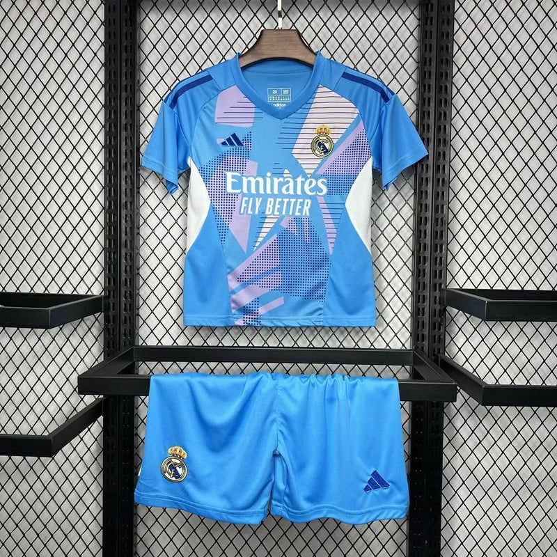 Kit Infantil Real Madrid Goleiro Home I 2024/25 Adidas com camisa e short, tecido leve e respirável, ideal para pequenos goleiros do clube espanhol com estilo e conforto.
