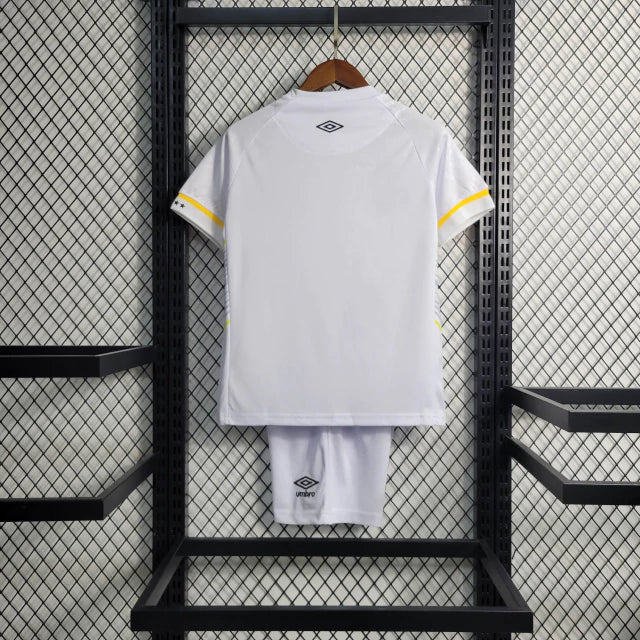 Kit Infantil Santos Home (1) 2025/26 Umbro oficial – uniforme completo com camisa branca tradicional e short, ideal para pequenos torcedores do Peixe"

