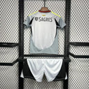 Kit Infantil Benfica Third III 2024/25 Adidas com camisa e short, tecido leve e respirável, ideal para pequenos torcedores das Águias com estilo e conforto."
