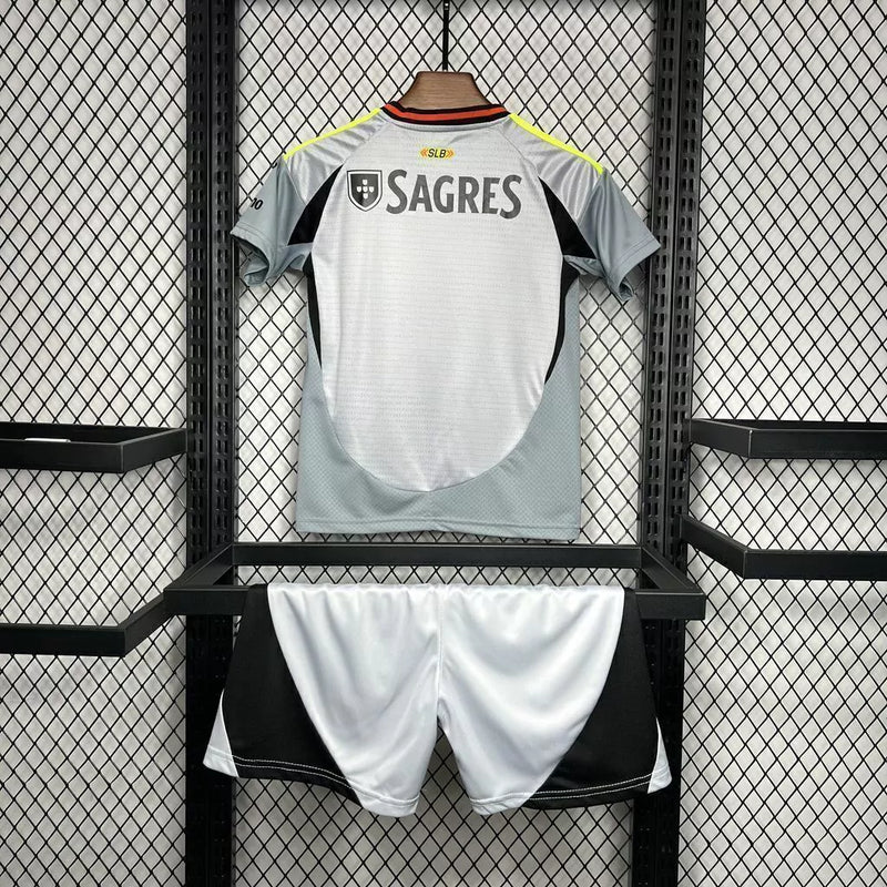 Kit Infantil Benfica Third III 2024/25 Adidas com camisa e short, tecido leve e respirável, ideal para pequenos torcedores das Águias com estilo e conforto."