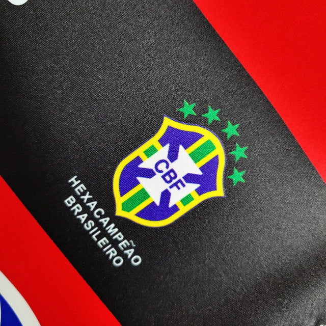 Camisa Flamengo Home I 2010/11 Olympikus vermelha e preta com listras horizontais, leve e respirável, ideal para torcedores Rubro-Negros e colecionadores de camisas históricas."