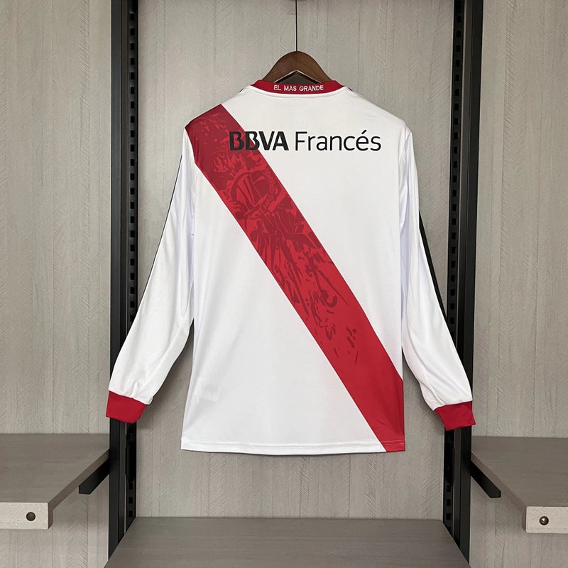 Camisa River Plate Home I 2013/14 Adidas Retrô Masculina Manga Longa Branca com faixa diagonal vermelha, uniforme clássico do River Plate argentino, modelo retrô colecionável disponível na Wazemix."