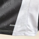 Camisa Juventus Home I 2024/25 Adidas Torcedor Masculina - uniforme principal da Juve na temporada, modelo branco com listras pretas clássicas, escudo do clube bordado, logo Adidas e design moderno para os torcedores bianconeri.