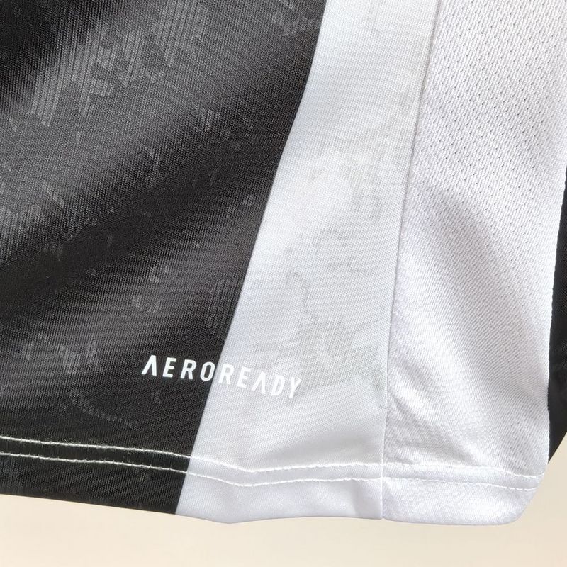 Camisa Juventus Home I 2024/25 Adidas Torcedor Masculina - uniforme principal da Juve na temporada, modelo branco com listras pretas clássicas, escudo do clube bordado, logo Adidas e design moderno para os torcedores bianconeri.