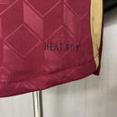 Camisa Bélgica Home I 2024/25 Adidas Jogador masculina, vinho, com escudo da seleção belga no peito, três listras Adidas nos ombros e tecnologia HEAT.RDY, modelo com caimento mais justo e tecido leve, ideal para máximo desempenho, treinos e colecionadores apaixonados.”