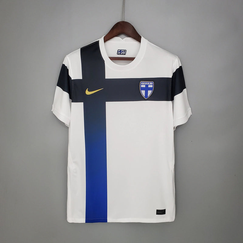 Camisa Finlândia Home I 2020/21 Nike retrô masculina branca com cruz azul e detalhes dourados, gola redonda e mangas curtas, modelo clássico em tecido leve para torcedores e colecionadores"