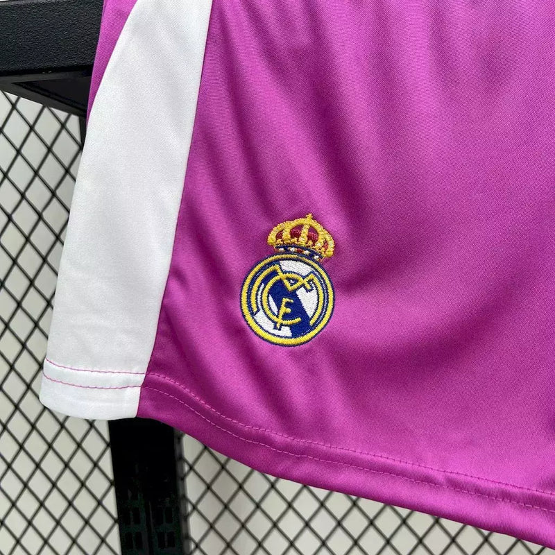 "Kit Infantil Real Madrid Goleiro 2025/26 Adidas, uniforme oficial com camisa e shorts, design moderno para pequenos goleiros, disponível dos 3-4 aos 12-13 anos."