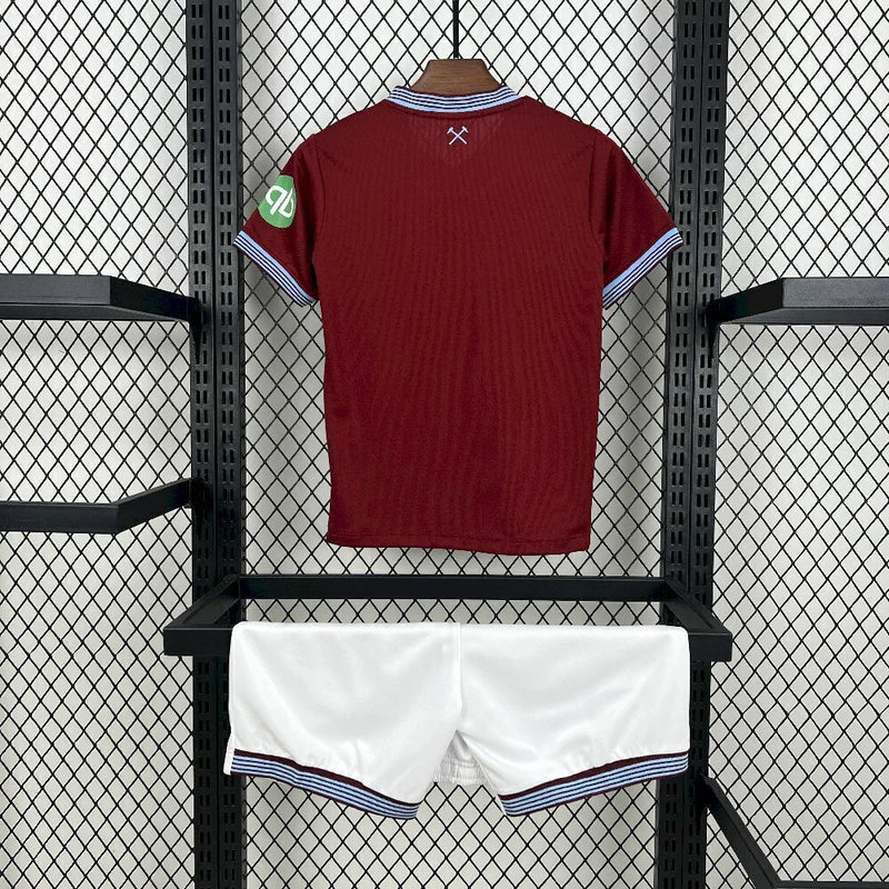 "Kit Infantil West Ham Home (1) 2025/26 Umbro oficial, camisa claret & blue com escudo do West Ham United em destaque, shorts combinando, uniforme completo para crianças de 3 a 13 anos"