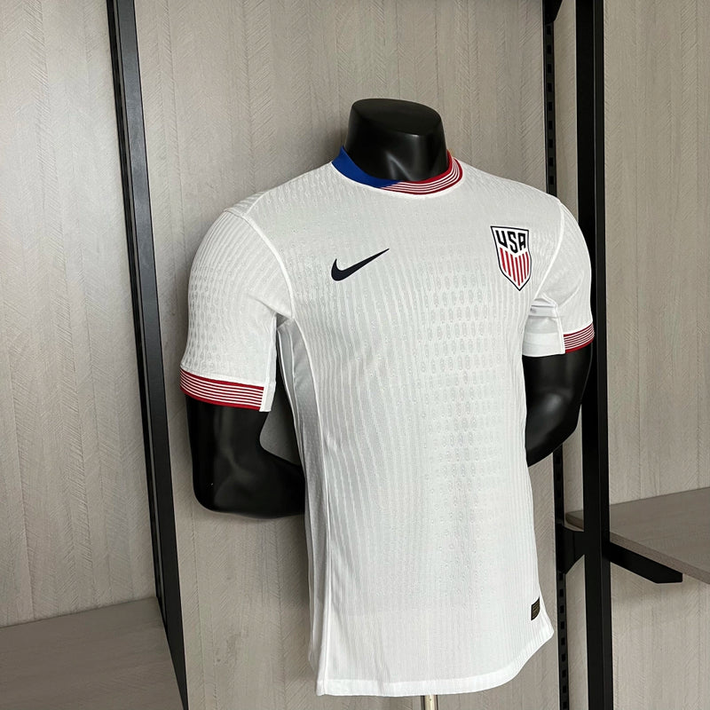 Camisa Estados Unidos Home I 2024/25 Nike Jogador Masculina branca, uniforme da seleção USA, versão jogador com ajuste atlético, escudo bordado e tecnologia Nike Dri-FIT ADV."
camisa Estados Unidos 2024/25
camisa USA soccer Home branca
camisa seleção Estados Unidos jogador
uniforme Nike Estados Unidos masculina seleção USA