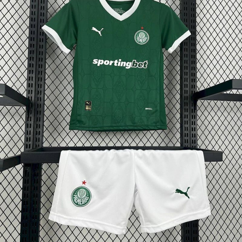 Kit Infantil Palmeiras Home (1) 2025/26 Puma – uniforme oficial infantil com camisa verde, short branco e meião, ideal para pequenos torcedores do Verdão.