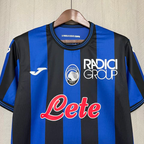 Camisa Atalanta Home I 2024/25 Torcedor Masculina azul e preta, com listras verticais tradicionais, escudo bordado e gola reforçada, simbolizando a força e a elegância da Atalanta BC.