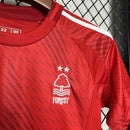 Kit Infantil Nottingham Forest Home I 2024/25 Adidas com camisa e short, tecido leve e respirável, ideal para pequenos torcedores do clube inglês com estilo e conforto.