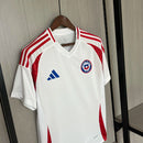 Camisa Chile Away II 2024/25 Adidas masculina branca com detalhes vermelhos e azuis, gola careca e tecido leve respirável para torcedores"