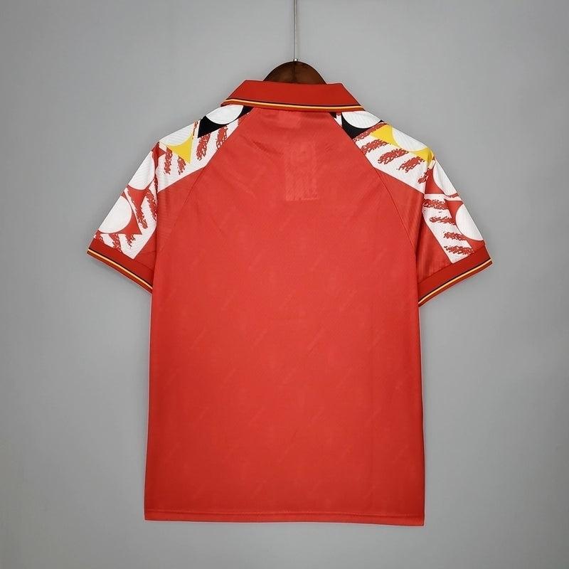Camisa Bélgica Home I 1995/96 Retrô masculina, vermelha, inspirada no uniforme clássico dos anos 90, com escudo da seleção belga em destaque e design vintage, feita em tecido leve e confortável, ideal para colecionadores e fãs de futebol retrô.”