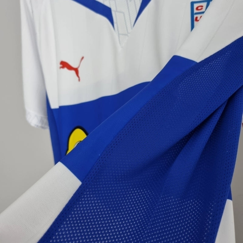 Camisa Retrô Universidad Católica Home I 2009/10 Puma Masculina branca, uniforme titular clássico do futebol chileno com escudo da Católica no peito, design retrô, ideal para torcedores e colecionadores.
