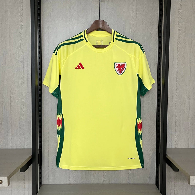 Camisa País de Gales Away II 2024/25 Adidas masculina amarela com detalhes em vermelho e verde, gola careca, mangas curtas e tecido leve respirável para torcedores"