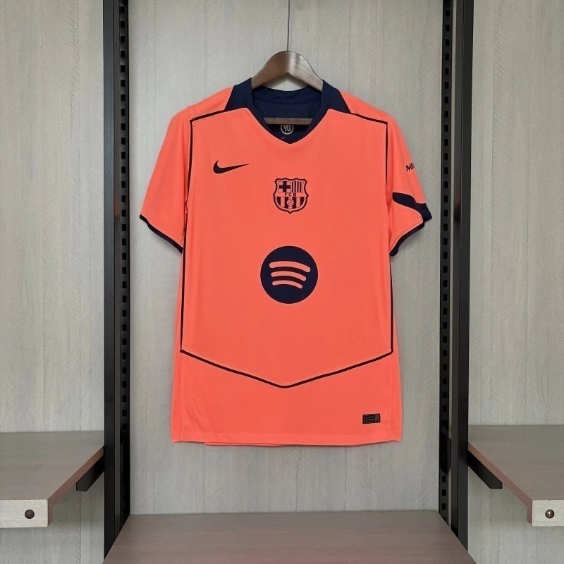 Camisa Barcelona Third III 2025/26 Nike Torcedor Masculina, uniforme oficial laranja com design moderno, disponível nos tamanhos P ao XGG para torcedores culés."