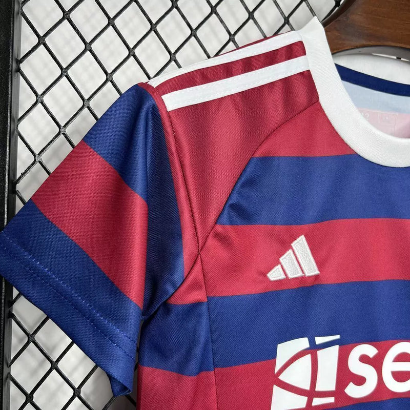 Kit Infantil Newcastle United Away II 2024/25 Adidas com camisa e short, tecido leve e respirável, ideal para pequenos torcedores dos Magpies com estilo e conforto."