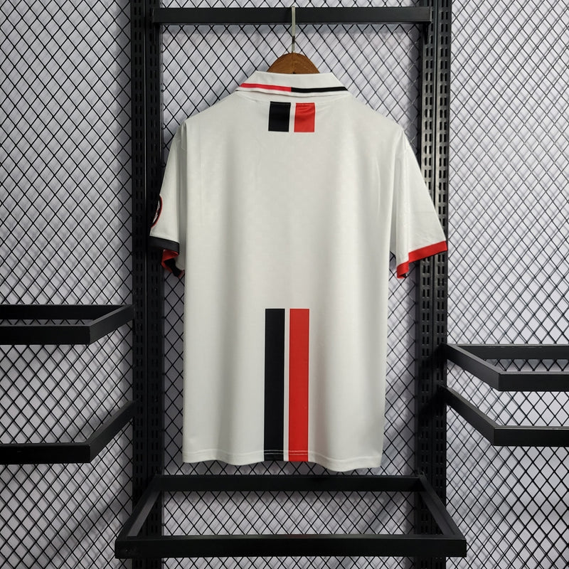 Camisa AC Milan Away (2) 1995/97 Opel Retrô Masculina, uniforme histórico branco com detalhes em vermelho e preto, disponível nos tamanhos P ao XGG, ideal para colecionadores e torcedores."