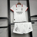 Kit Infantil Milan Away II 2024/25 Puma com camisa e short branco, uniforme infantil leve e respirável, ideal para jogos, treinos e jovens torcedores do AC Milan."