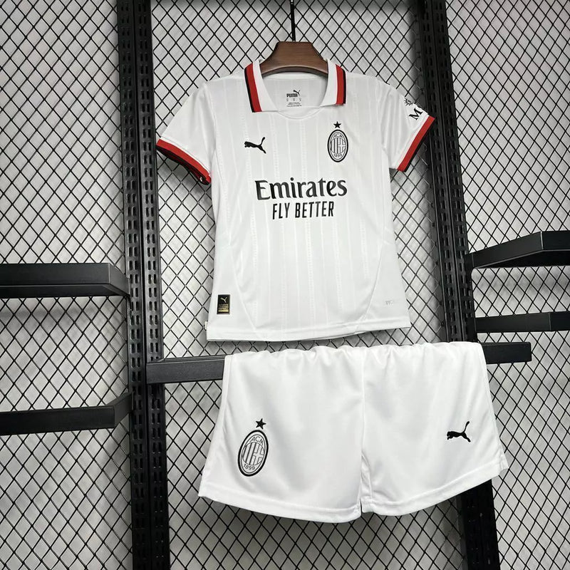 Kit Infantil Milan Away II 2024/25 Puma com camisa e short branco, uniforme infantil leve e respirável, ideal para jogos, treinos e jovens torcedores do AC Milan."