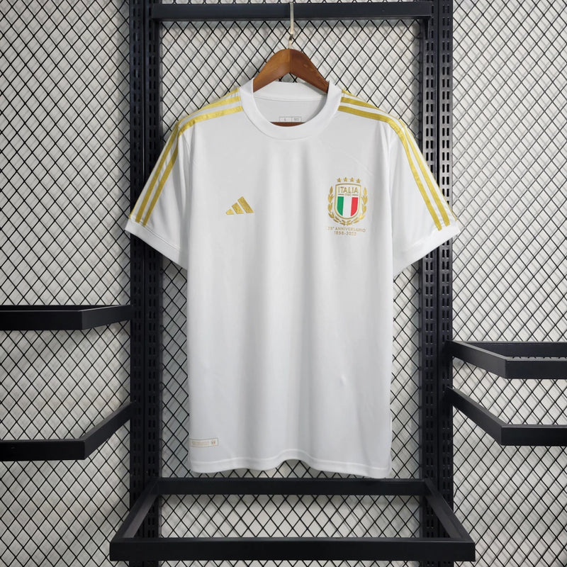 Camisa Itália Edição 125 Anos 2023/24 Adidas Torcedor Masculina, branca, com escudo comemorativo da seleção italiana e logo Adidas em destaque, feita em tecido leve e respirável, ideal para colecionadores e torcedores.”