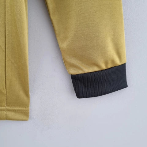 Camisa Venezia Third III 2022/23 Kappa Torcedor Masculina Manga Longa Dourada com detalhes em preto e verde, escudo do clube e design elegante inspirado na moda veneziana.”