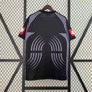 Camisa Juventus Goleiros 2001/02 Lotto Retrô Masculina preta, escudo da Juventus bordado no peito, gola redonda clássica e detalhes discretos em branco e cinza.