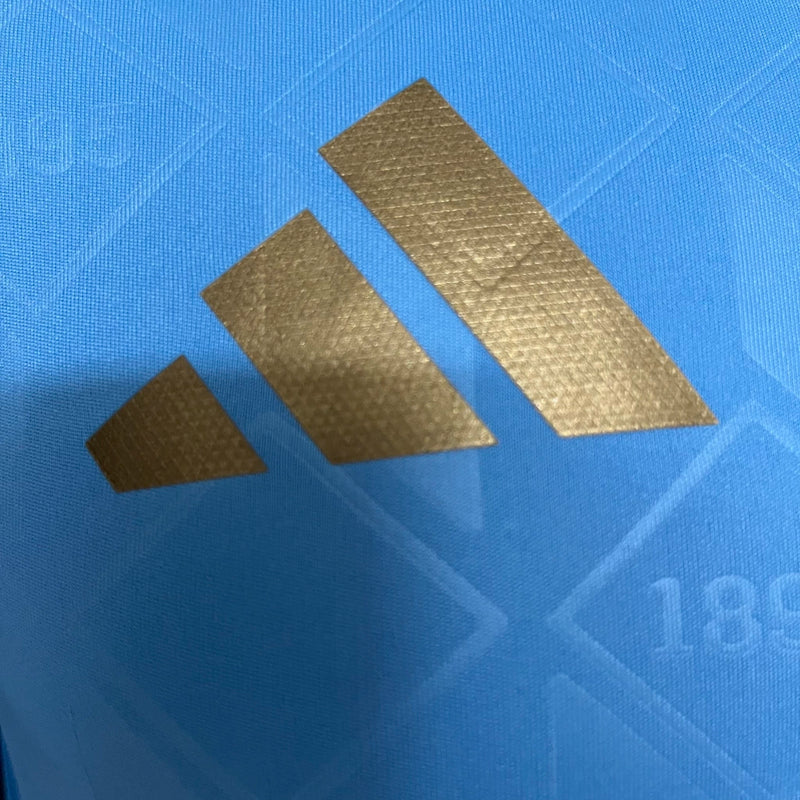 Camisa Bélgica Away II 2024/25 Adidas Jogador masculina, azul com detalhes em amarelo, escudo da seleção belga no peito e três listras Adidas nos ombros, modelo com caimento justo e tecnologia HEAT.RDY para ventilação e conforto, ideal para treinos intensos e torcer com estilo.”