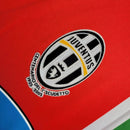 Camisa Juventus Away II 2005/06 Nike Retrô Masculina vermelha, escudo da Juventus bordado no peito, gola redonda clássica e detalhes em preto e branco.