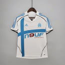 Camisa Olympique Marseille Home I 2005/06 Adidas Retrô Masculina Branca, uniforme histórico com detalhes azuis, tecido leve e escudo aplicado, perfeita para torcedores e colecionadores
