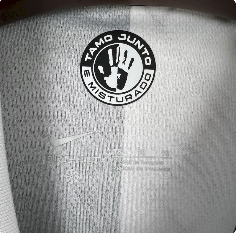 Conjunto infantil Corinthians third III 2024/25 Nike na cor preta-preto com detalhes brancos-branca composto por camisa e short com escudo do clube e tecnologia Dri-FIT
