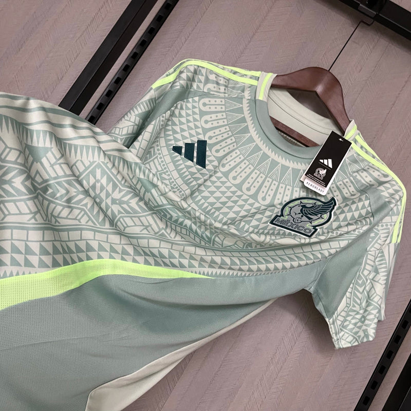 Camisa México Away II 2024/25 Adidas masculina, verde, com escudo da seleção mexicana e detalhes culturais, tecido leve e respirável, ideal para treinos, jogos e torcer pelo time.