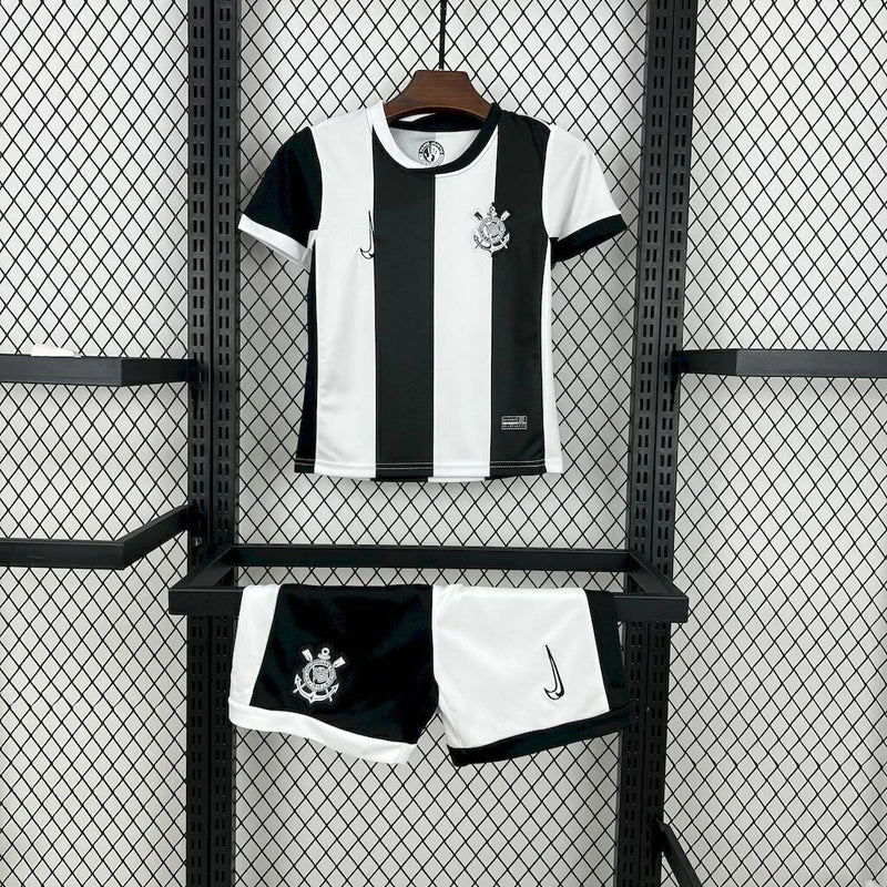 Kit Infantil Corinthians Third (3) 2024/25 Nike completo com camisa preta oficial, short confortável e design moderno, ideal para crianças torcedoras do Timão.