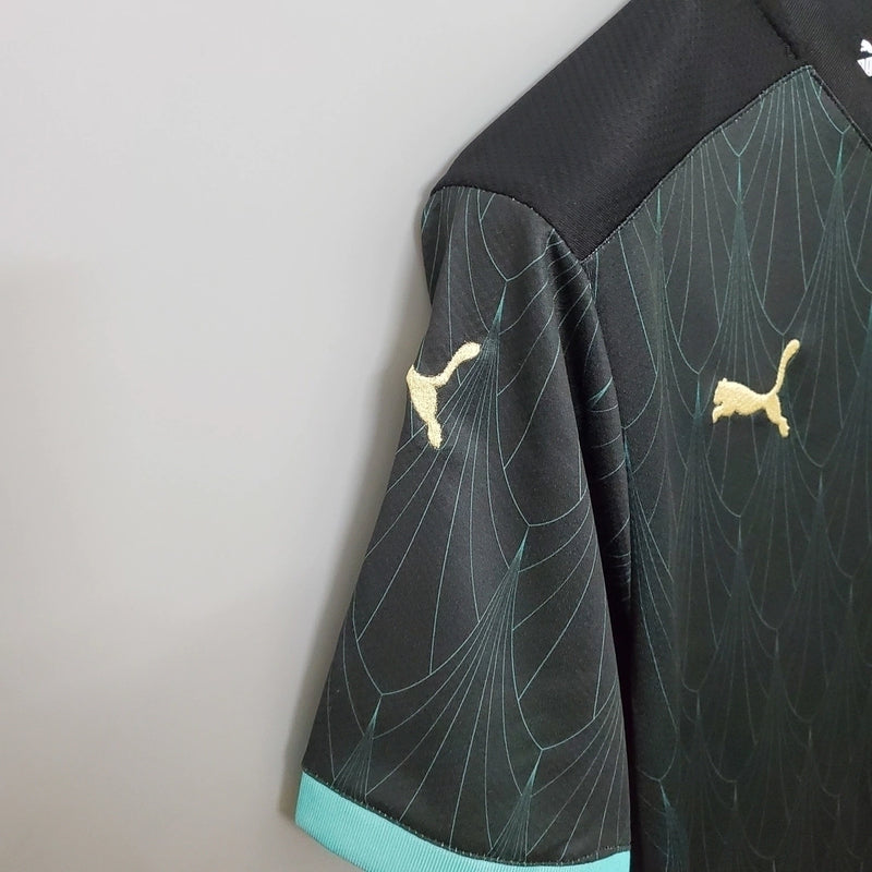 Camisa Áustria Away II 2020/21 Puma Torcedor Masculina, preta, com escudo da seleção austríaca e logo Puma em destaque, feita em tecido leve e respirável, modelo masculino com caimento confortável, ideal para jogos e uso casual.”