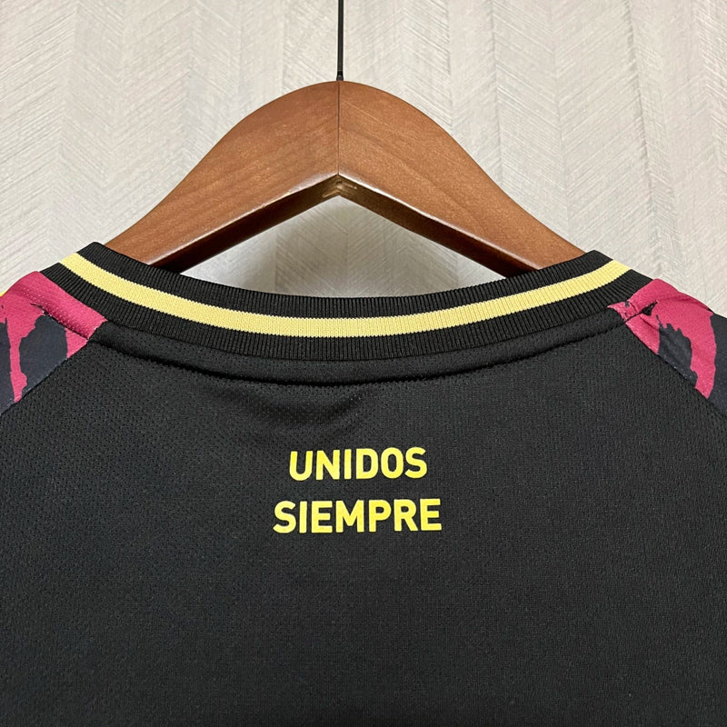 Camisa Peru Away II 2024/25 Adidas masculina, preta, com escudo da seleção peruana no peito, detalhes clássicos e listras diagonais, tecido leve e respirável com tecnologia AEROREADY, ideal para treinos, jogos e torcer pelo time com estilo e conforto.”