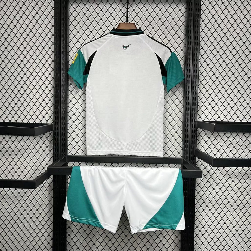 Kit Infantil Newcastle United Third III 2024/25 Adidas com camisa e short, tecido leve e respirável, ideal para pequenos torcedores dos Magpies com estilo e conforto."