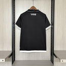 Camisa Vasco da Gama Home I 2025/26 Kappa Torcedor Masculina branca com faixa diagonal preta e detalhes em vermelho, tecido leve e respirável, ideal para crianças torcerem com estilo e conforto."