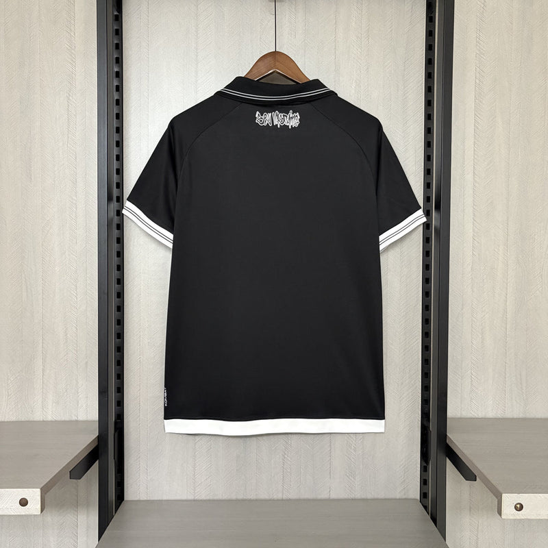 Camisa Vasco da Gama Home I 2025/26 Kappa Torcedor Masculina branca com faixa diagonal preta e detalhes em vermelho, tecido leve e respirável, ideal para crianças torcerem com estilo e conforto."