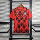 Camisa Egito Pré-Jogo 2025/26 Puma Torcedor Masculina vermelha, com detalhes da seleção egípcia, tecido leve e respirável, ideal para treinos, aquecimento e torcedores da equipe africana”