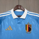 Camisa Bélgica Away II 2024/25 Adidas masculina, azul com detalhes em amarelo, escudo da seleção belga no peito e três listras Adidas nos ombros, feita em tecido leve e respirável com tecnologia AEROREADY, ideal para jogos, treinos e torcer com estilo e conforto.”