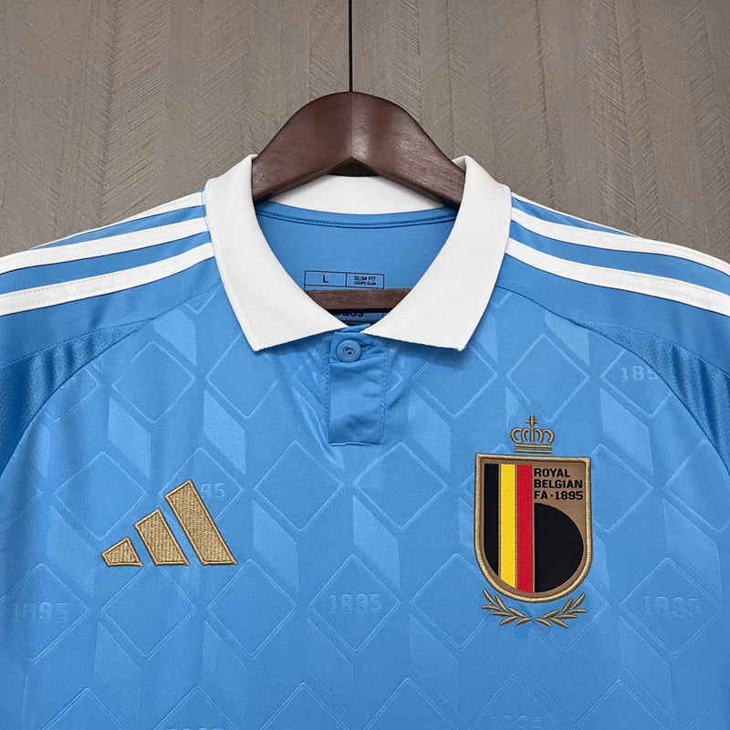 Camisa Bélgica Away II 2024/25 Adidas masculina, azul com detalhes em amarelo, escudo da seleção belga no peito e três listras Adidas nos ombros, feita em tecido leve e respirável com tecnologia AEROREADY, ideal para jogos, treinos e torcer com estilo e conforto.”