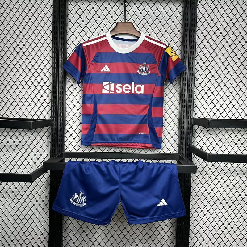 Kit Infantil Newcastle United Away II 2024/25 Adidas com camisa e short, tecido leve e respirável, ideal para pequenos torcedores dos Magpies com estilo e conforto."