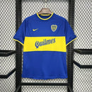 Camisa Boca Juniors Home (1) 2000/01 Nike Retrô Masculina azul com faixa amarela horizontal, escudo bordado e logo Nike estampado.