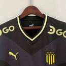 Camisa Peñarol Away II 2023/24 Torcedor Masculina Preta, uniforme uruguaio Puma, escudo bordado, tradição carbonera, conforto e estilo para torcedores"