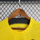 Camisa PSG Pré-Jogo 2023/24 Jordan Torcedor Masculina Amarela, design vibrante e moderno com tecido leve e confortável para torcedores do Paris Saint-Germain.”