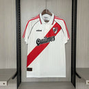 Camisa River Plate Home I 1995/96 Adidas Retrô Masculina branca com faixa diagonal vermelha, design clássico retrô, tecido leve e respirável, perfeita para colecionadores e torcedores apaixonados pelo River Plate.